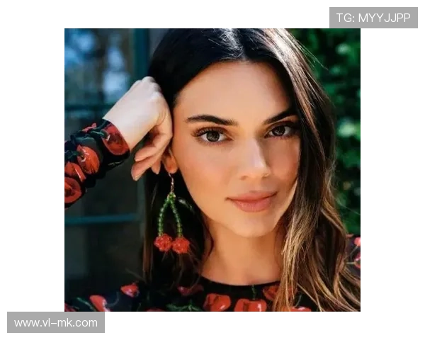 足球场上的女神风采展现：她们是力量与魅力并存的传奇球星